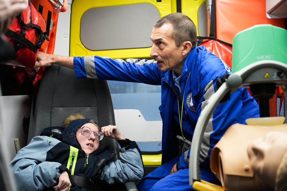 В Петербурге исполнили мечту 19‑летнего Вани — осмотреть реанимобиль